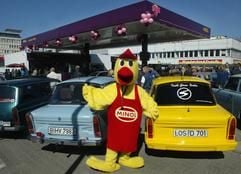 Das Maskottchen der Minol-Tankstellen, der Minolpirol, posiert am Mittwoch (14.04.04) bei der Eröffnung der Berliner Minol-Tankstelle zwischen Trabanten. Damit eröffnete in Deutschlands bereits die zweite Minol-Tankstelle. Betreiber ist die TOTAL Deutschland GmbH, zu der nach der Fusion mit Fina und ELF auch die Marke Minol gehört. (Foto: ddp)
