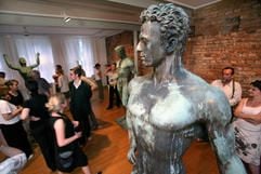 Besucher laufen die Arno-Breker-Ausstellung mit der eigentlich für die Neue Berliner Reichskanzlei von Adolf Hitler in Auftrag gegebenen Skulptur «Der Wager». (Foto: dpa)
