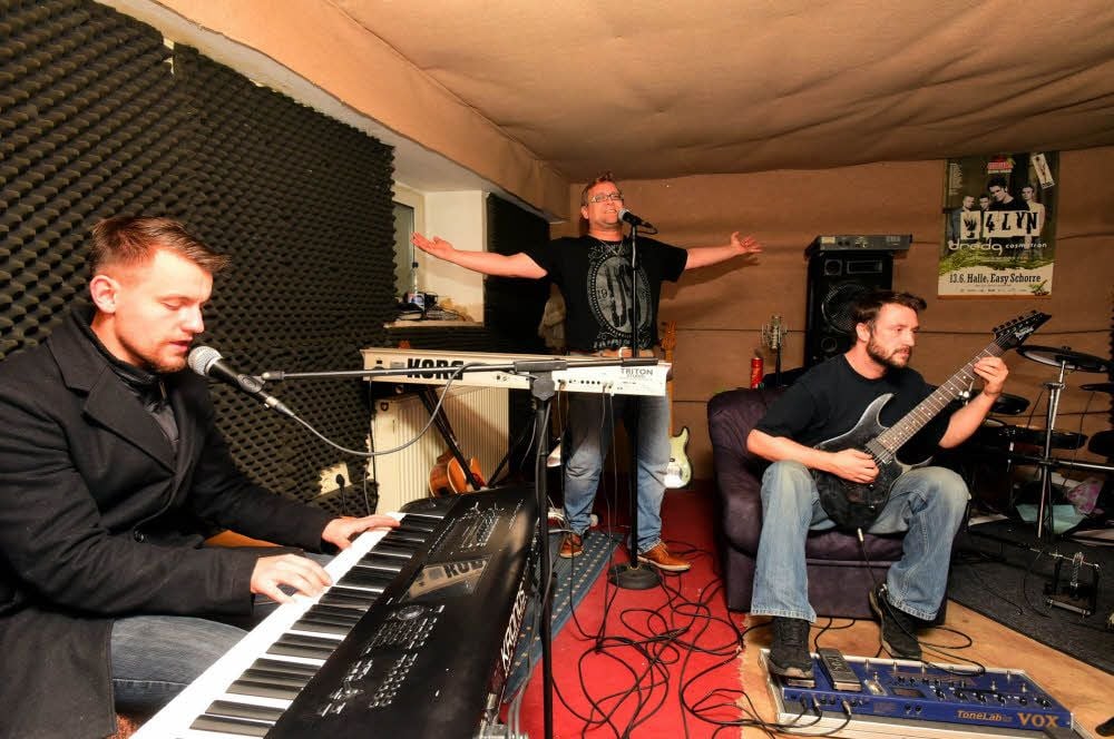 Dennis Storch (Mitte) und die derzeitige Besetzung der Synthie-Rock-Band Black Design in ihrem Proberaum in Hohenmölsen