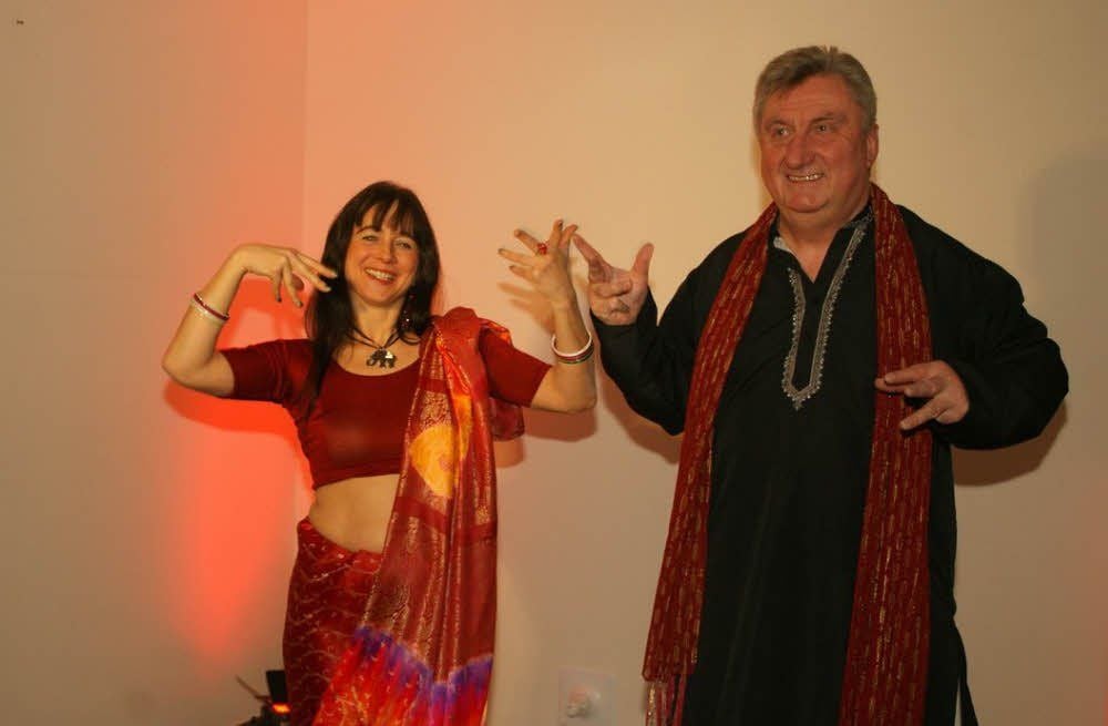 Hartmut Kucz lernt mit Britta Fischer tanzen.
