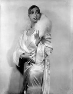 Die amerikanische Tänzerin und Sängerin Josephine Baker (Archivfoto undatierte Aufnahme) wäre an diesem Samstag (3. Juni) 100 Jahre alt geworden. (Foto: dpa)