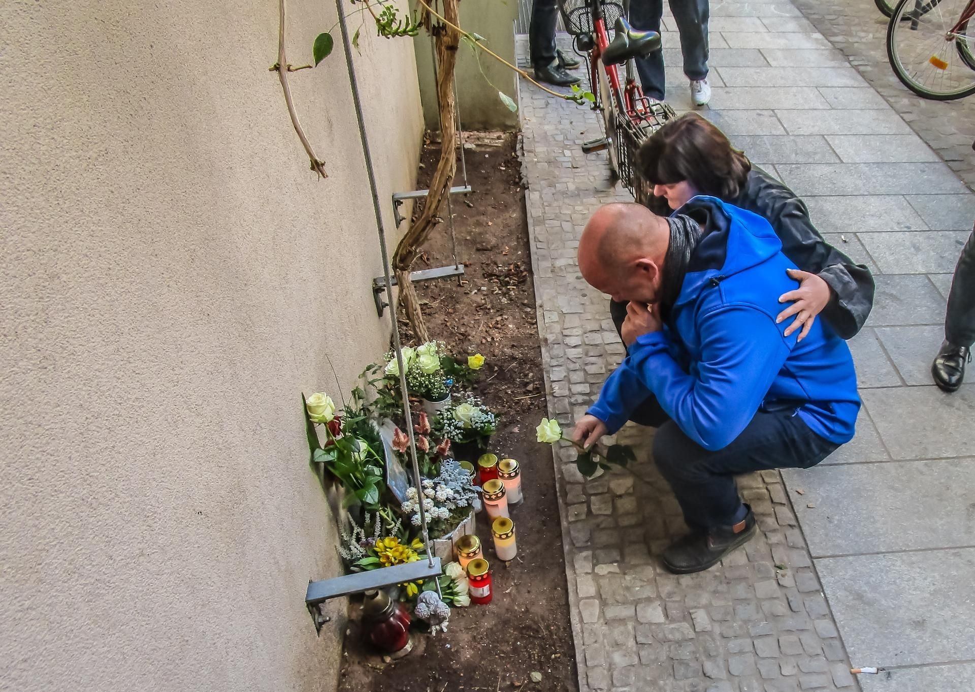 Der Vater von Marcus H. legt Blumen nieder an dem Ort, an dem sein Sohn Marcus im Herbst 2017 getötet wurde.