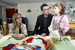 Martin und Kerstin Bauer sitzen am Montag (25.10.04) in Hannover am Krankenbett ihrer Tochter Nele in der Medizinischen Hochschule Hannover (MHH). Der 8 Jahre alten Nele aus Hehlen (Westfalen-Lippe) wurde eine Niere ihres Vaters implantiert, obwohl beide unterschiedliche Bluttgruppen haben. Sie ist das erste Kind, das in Deutschland trotz der Blutgruppen-Unverträglichkeit eine Nieren-Lebendspende erhalten hat. (Foto: dpa)
