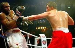 Mit einem gezielten Faustschlag beendet der Boxer Dariusz Michalczewski am Samstag (29.03.2003) seinen Kampf um die WBO-Weltmeisterschaft im Halbschwergewicht gegen den US-Amerikaner Derrick Harmon in der Color Line Arena in Hamburg. Der Pole gewann den Hauptkampf des Abends durch K.o. in der neunten Runde und verteidigte damit seinen Titel erneut. (Foto: dpa)