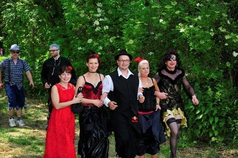 Der Einmarsch der Räuber zur Festwiese in Strenznaundorf. (FOTO: PÜLICHER)