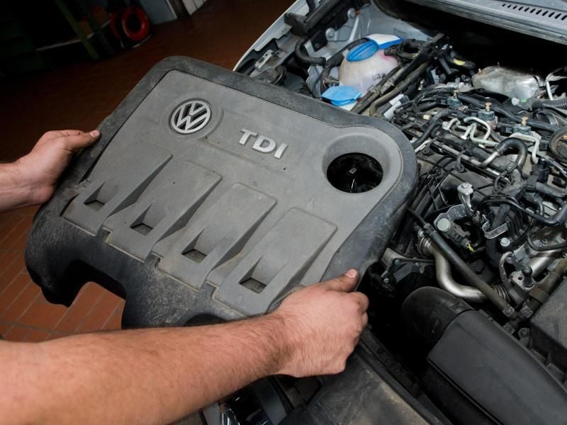 Der Verbraucherzentrale Bundesverband zieht stellvertretend für die vom Abgasskandal betroffenen VW-Kunden vor Gericht und will erreichen, dass sie von Volkswagen Schadenersatz bekommen. Foto: Julian Stratenschulte