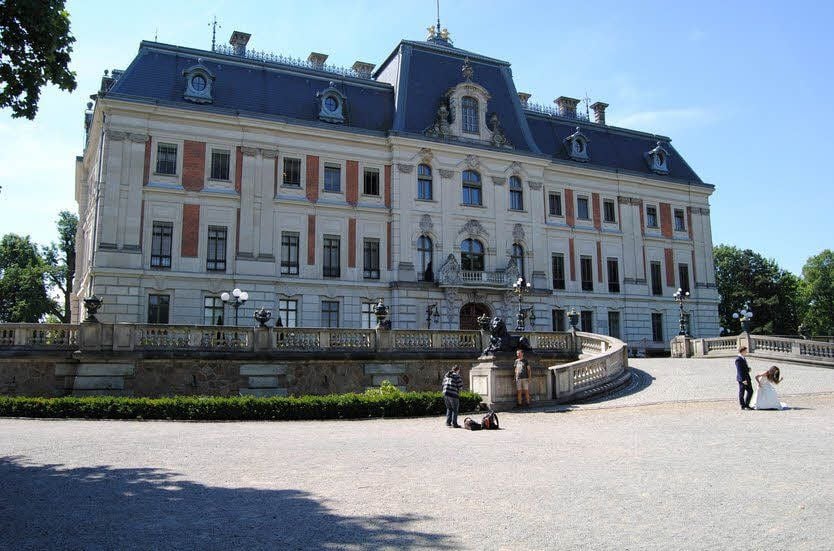 Das Schloss von Pszczyna, das einst als Pleß zum Fürstentum Köthen gehörte, von der Parkseite aus.