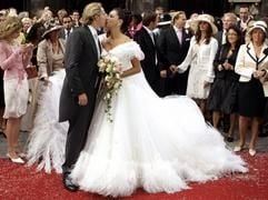 Werbestar Verona Pooth und ihr Ehemann Franjo küssen sich am Samstag (10. September 2005) in Wien nach ihrer Trauung vor dem Stephansdom. Das Paar hatte bereits am 18. Mai 2004 in San Diego standesamtlich geheiratet. (Foto: dpa)