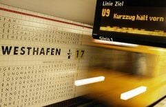 Ein Zug der Linie U9 fährt in den U-Bahnhof Berlin-Westhafen ein. Am Samstag wurde ein 44-jähriger Fahrgast während der Fahrt in Richtung Steglitz durch einen etwa 20 Jahre alten Angreifer in der U-Bahn Linie 9 so schwer verletzt, dass er von einem Notarzt reanimiert werden musste und in ein Krankenhaus eingeliefert wurde. Der Täter flüchtete am Bahnhof Westhafen. (Foto: dpa)