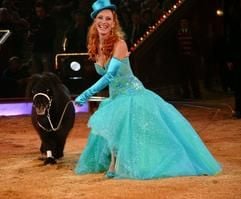 Die Schauspielerin Andrea Sawatzki mit einer Ponynummer, aufgenommen während der Generalprobe von «Stars in der Manege» im Circus Krone in München (Foto: dpa)