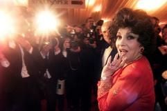 Die italienische Schauspielerin Gina Lollobrigida steht umrahmt von Fotografen beim Europaeischen Presse- und Funk-Ball 2002 in Berlin (Foto vom 12.1.02). (Foto: dpa)
