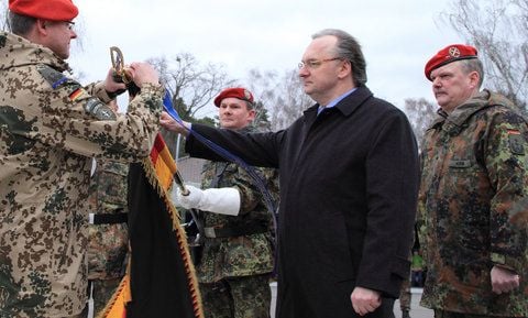 Ministerpräsident Reiner Haseloff (CDU) verleiht beim feierlichen Bundeswehr-Appell in der Clausewitz-Kaserne in Burg (Sachsen-Anhalt) dem Logistikbataillon 171 den Beinamen «Sachsen-Anhalt». (FOTO: DPA)