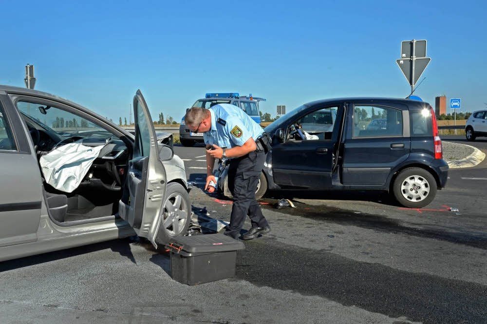 Vier Menschen sind bei diesem Unfall verletzt worden.