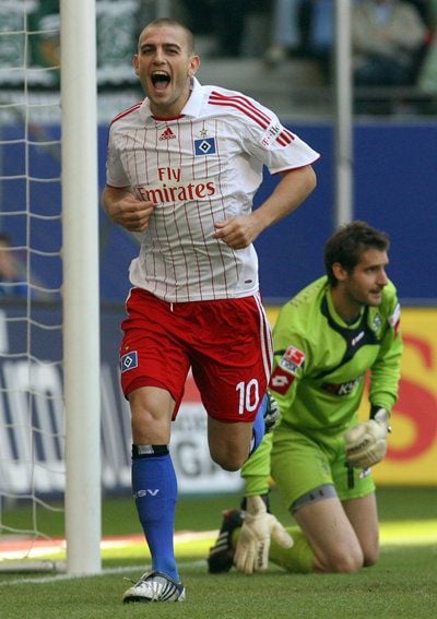 Der Hamburger Mladen Petric (l) jubelt nach dem 1:0 für den HSV. Im Hintergrund kniet der Gladbacher Torhüter Christofer Heimeroth. Foto: Jens Ressing dpa