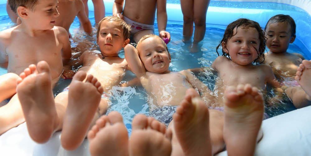 Abkühlung mit Spaßfaktor: In der Tagesstätte „Sonnenschein“ in Bad Kösen planschen die Kinder im Pool.