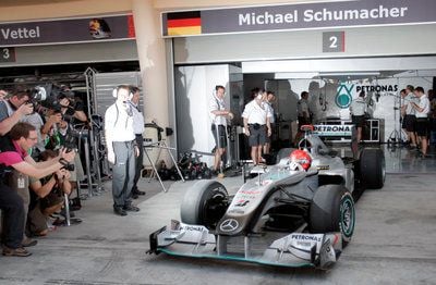 Michael Schumacher fährt mit seinem Auto zu einer ersten Testrunde auf die Rennstrecke von Sakhir bei Manama in Bahrain. (FOTO: DPA)