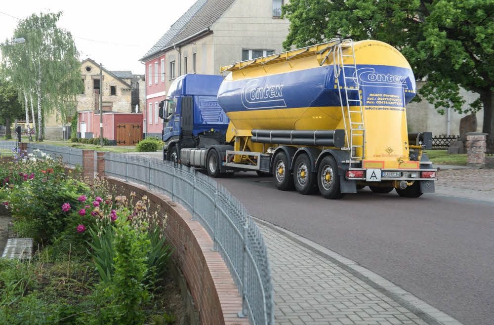Die Strecke durch Zabitz nehmen auch viele Lkw.
