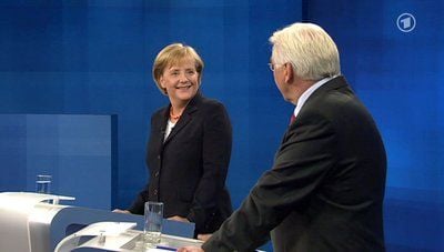 Bundeskanzlerin Angela Merkel (CDU) und Kanzlerkandidat Frank-Walter Steinmeier (SPD) während des TV-Duells.. Foto