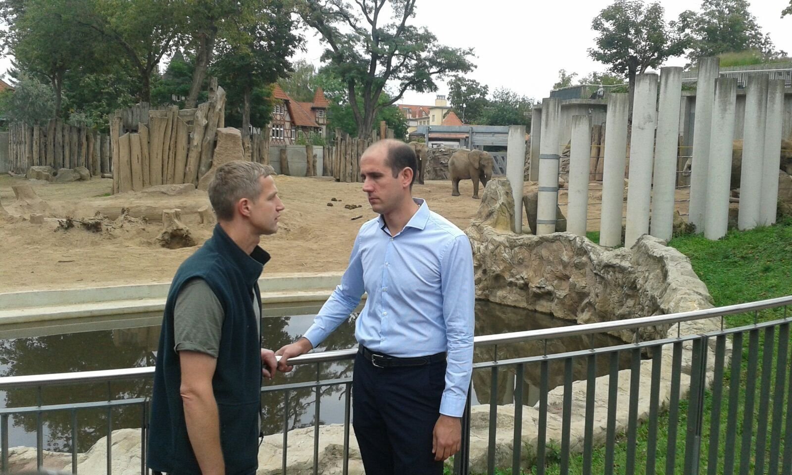 Sichtlich ergriffen: Elefanten-Tierpfleger Axel Boas (links) und Bergzoo-Direktor Dennis Müller (rechts) vor dem Gehege.