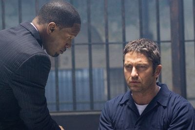 Clyde Shelton (r, Gerard Butler) wird von Staatsanwalt Nick Rice (Jamie Foxx) verhört in einer Szene aus dem Kinofilm «Gesetz der Rache». (FOTO: DPA)