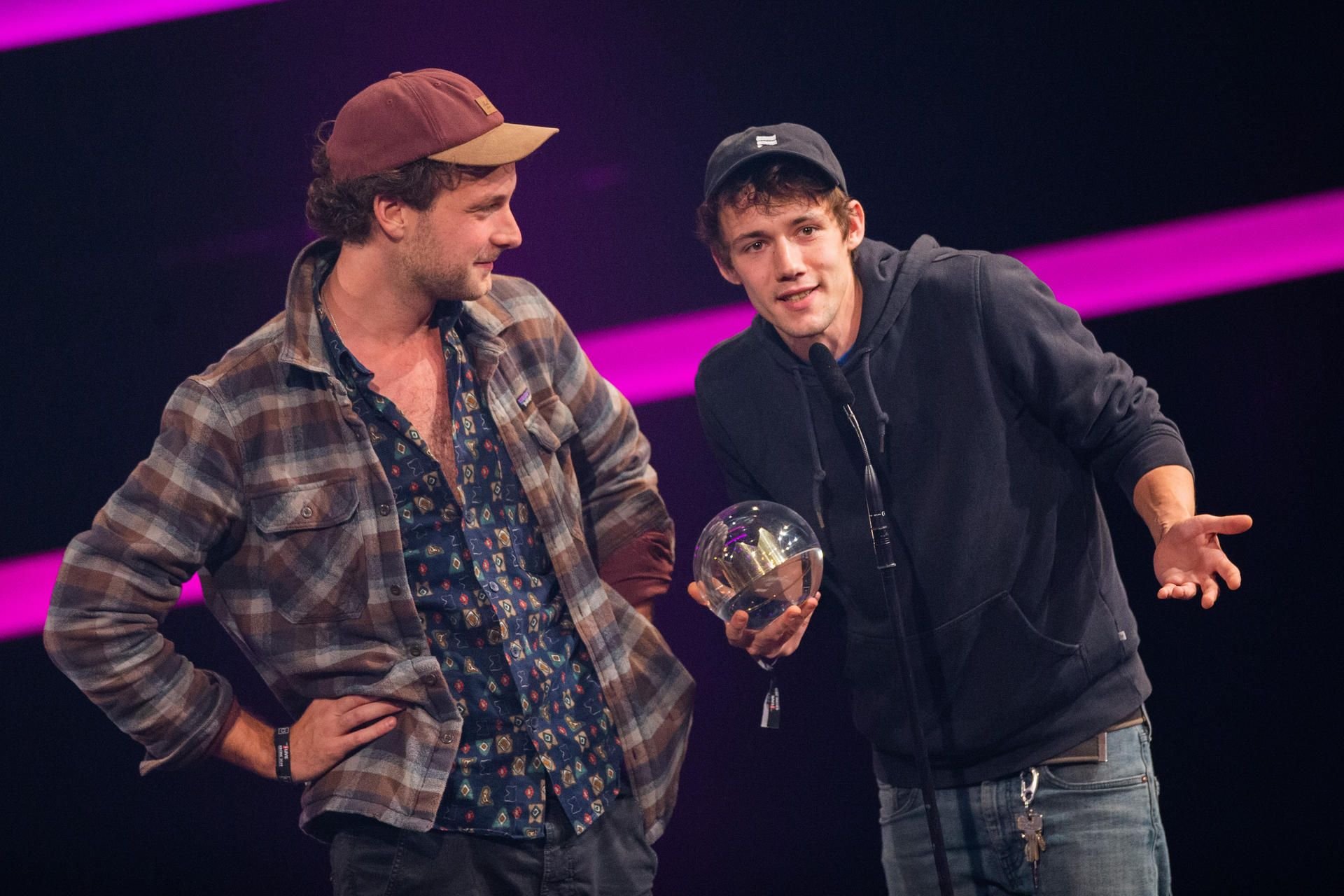 Severin Kantereit (l) und Henning May von der Band AnnenMayKantereit freuen sich bei der Verleihungüber die Auszeichnung