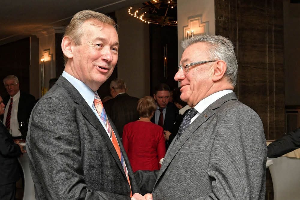 Manfred Piotrowsky (l.) musste viele Hände schütteln.
