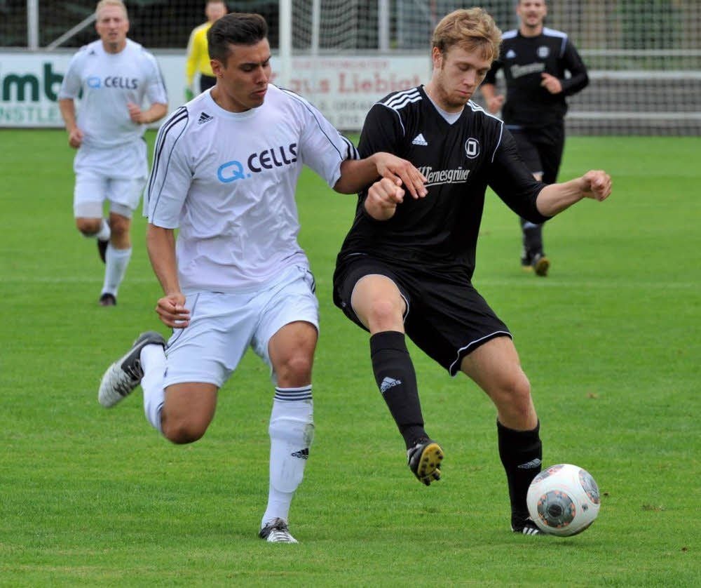 Max Eschner behauptet den Ball: Dessau 05 hatte Thalheim am Sonntag lange gut im Griff.