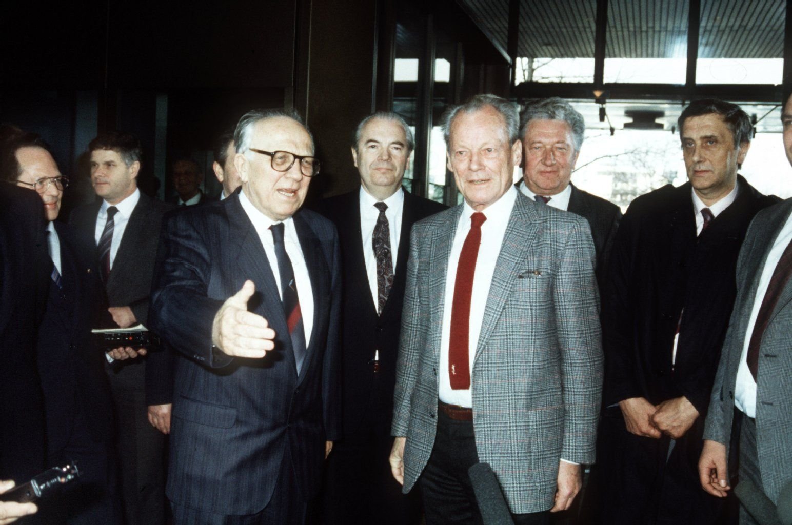 DDR-Volkskammerpräsident Horst Sindermann (l) bei einem Treffen mit dem SPD-Vorsitzenden Willy Brandt (r) am 20. Februar 1986.