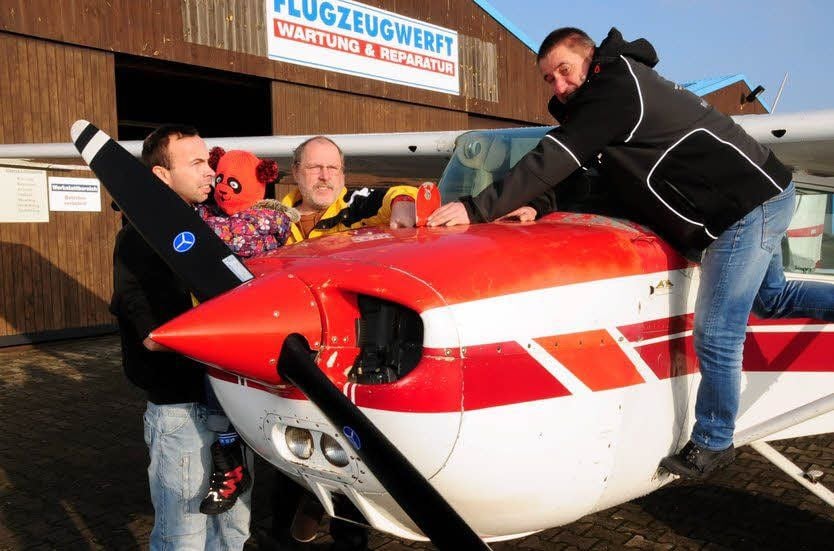 Reger Flugbetrieb herrschte bereits am ersten Tag des neuen Jahres bei der Fläming Air in Zellendorf. Zum Auftakt dabei waren auch Motorkunstflieger Norman Thinius aus Dahme, seine (verhüllte) Tochter Nina, Fluglehrer Dietmar Kunitz und sein Kollege Jens Einführ.