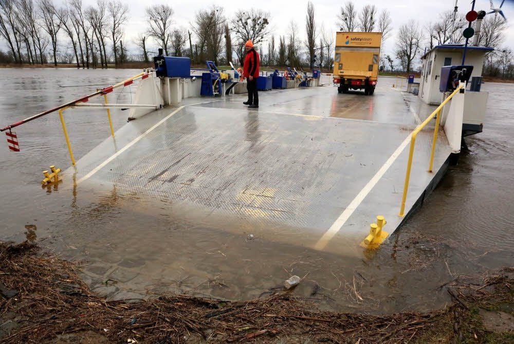 Mit steigendem Hochwasser in der Elbe wird es auch an der Fähre Elster immer schwieriger, trockenen Rades auf die schwimmende Plattform zu gelangen beziehungsweise wieder von ihr herunter zu kommen. Je nach Wind, Strömung und Anlandungswinkel der Gierseilfähre liegt die anklappbare Rampe mal im Trockenen, mal im Wasser.