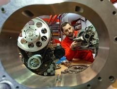 Der Diplomingenieur Mario Häberer aus Kirchberg bei Zwickau ist am 04.06.2004 mit der Montage eines Wankel-Motors für ein Ultraleichtflugzeug befasst. (Foto: dpa)