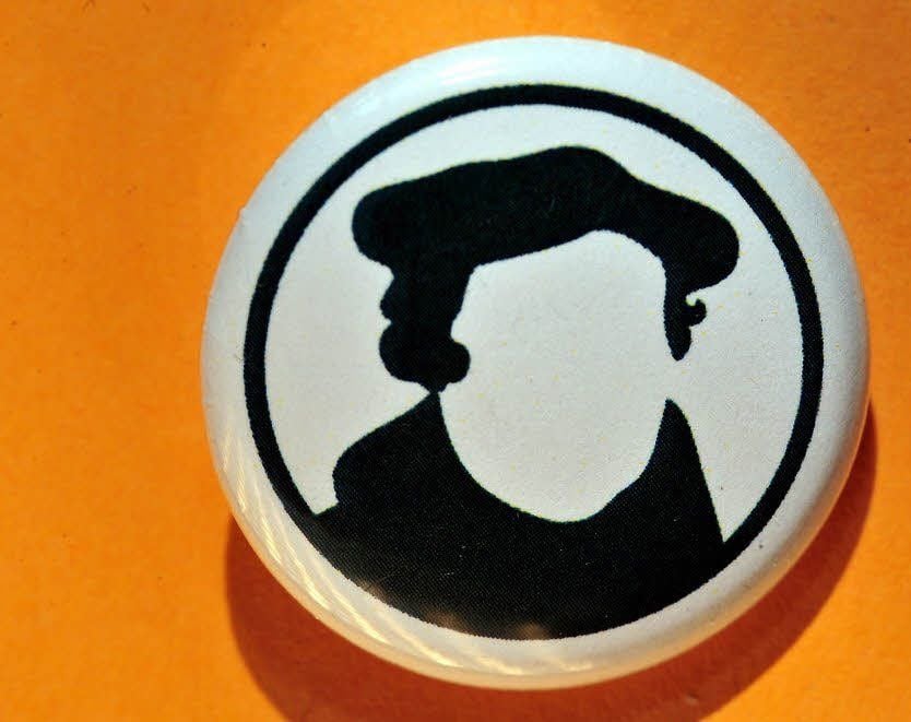 Jetzt auch als Button zu haben: Luther, das neue alte Markenzeichen Wittenbergs. Die Stadt hat sich ein neues Logo verpasst, dessen Teil das stilisierte Logo ist.