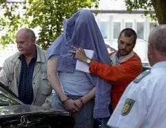 Ein Mann wird am Mittwoch (17.09.2003) in das Amtsgericht Pforzheim zu einem Haftrichter gebracht. Er wird beschuldigt am Dienstag (16.09.2003) in einem Pforzheimer Versandhaus mit einem Samurai-Schwert amok gelaufen zu sein. Dabei wurde eine Frau getötet und drei weitere wurden verletzt. (Foto: dpa)