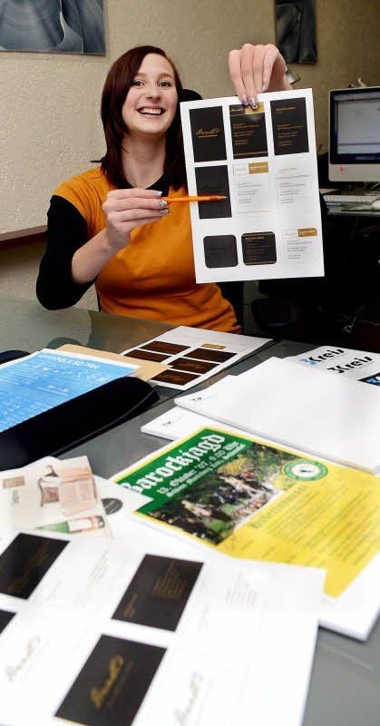 Schon viel gezeigt: Claudia Linßner hat in den ersten Wochen an Plakaten mitgearbeitet, Logos entworfen und Visitenkarten gestaltet.