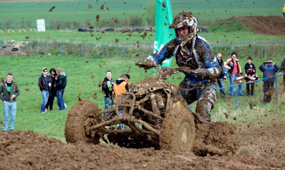 Auch wenn die Schlammbatzen nur so fliegen, Chris Volkmann gewann souverän das Quad-Rennen der Gästefahrer.
