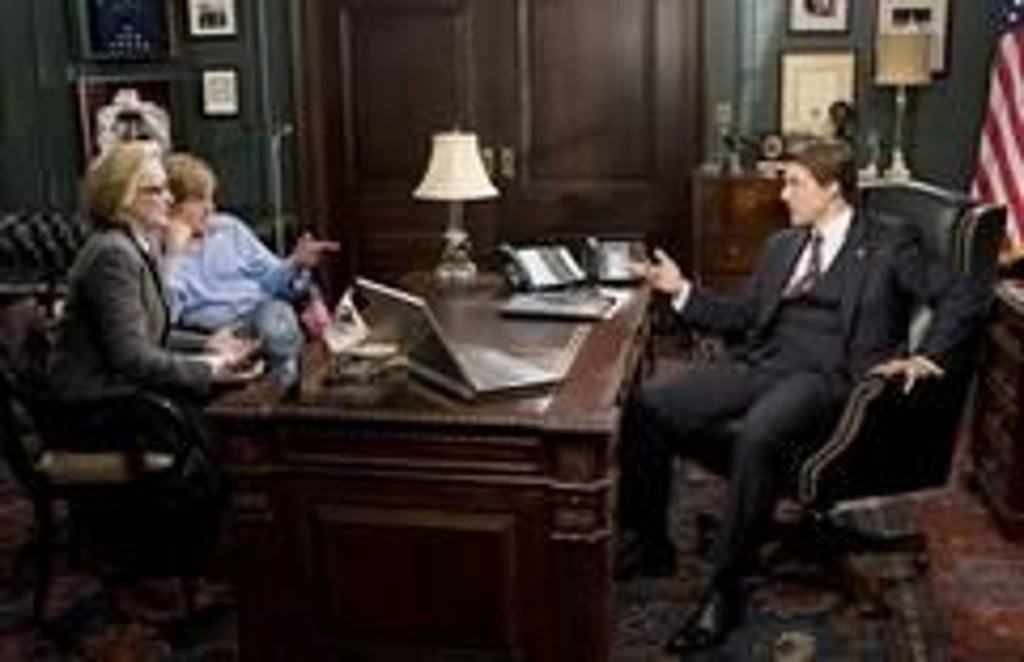 Journalistin Janine Roth (l-r, Meryl Streep) und Dr. Stephen Malley (Robert Redford) unterhalten sich mit Senator Jasper Irving (Tom Cruise) in einem Büro (Filmszene). Der Film erzählt die Geschichte von den Studenten Arian und Ernest, die sich fragen wie man aus seinem Leben etwas Bedeutendes machen könnte. Aus den idealistischen Äußerungen ihres Mentors entwickeln sie die Idee, sich freiwillig als Soldaten für den Einsatz in Afghanistan zu melden. (Foto: dpa)
