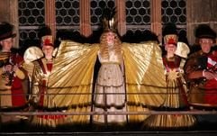 Christkind-Darstellerin Eva Sattler breitet am Freitag (01.12.2006) auf dem Balkon der Frauenkirche in Nürnberg (Mittelfranken) die Arme aus. (Foto: dpa)