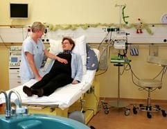 Die leitende Hebamme Gola Goreczka (l.) spricht am Montag (23.10.2006) in Kreissaal der Frauenklinik der Universität: «Otto von Guericke» in Magdeburg mit der schwangeren Kathrin Bormann. (Foto: dpa)