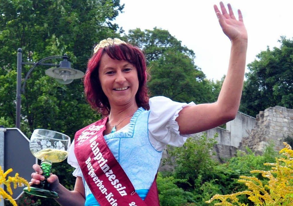 Noch ist für die derzeitige Weinprinzessin Martina Kühn (im Bild) keine Nachfolgerin in Sicht.