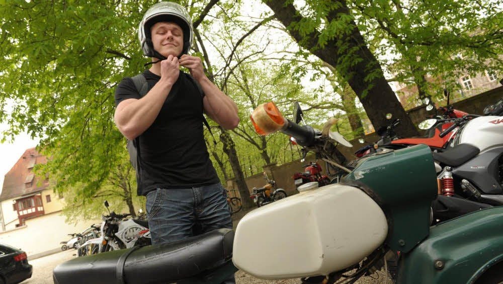 Philipp Eberhardt ist zufrieden, dass er das Moped für seinen Ausbildungsweg nutzen kann.