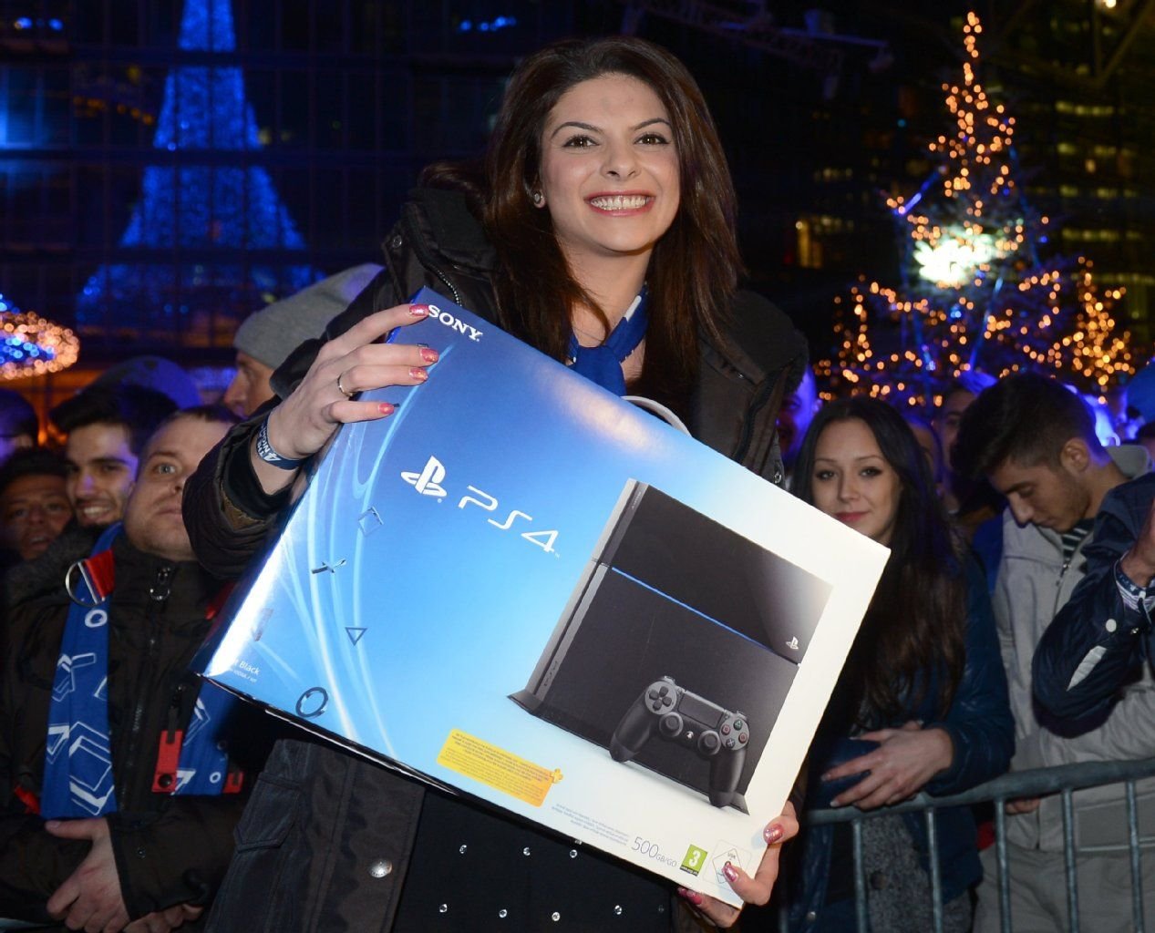 Erstkäuferin Beriwan Wenzke freut sich im Sony Center in Berlin zum Verkaufsstart der Playstation 4 über ihre Konsole.