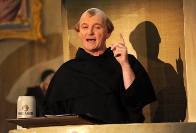 Der Schauspieler Michael Lerchenberg als Bruder Barnabas predigt am Mittwoch in München (Oberbayern) beim traditionellen «Politiker-Derblecken» auf dem Münchner Nockherberg. (FOTO: DPA)