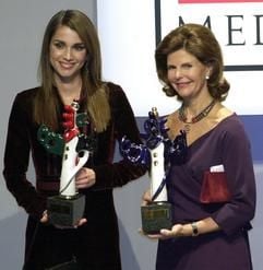 Königin Rania von Jordanien (l) und Königin Silvia von Schweden posieren am Samstag (08.02.2003) in Baden-Baden mit dem Deutschen Medienpreis für die Fotografen. Die beiden Monarchinnen werden mit dem Preis für ihr Engagement für hungernde Kinder und Menschen in Not geehrt. (Foto: dpa)