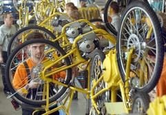 Elektro-Bikes für die Deutsche Post AG verlassen am Mittwoch (25.02.2004) in der Biria AG im ostsächsischen Neukirch das Produktionsband. Darunter auch das dreimillionste seit 1990 montierte Fahrrad. Die Biria AG in Neukirch beschäftigt 243 Festangestellte und bis zu 150 Saisonkräfte. In rund 2000 verschiedenen Varianten werden die Fahrräder an den Einzel- und Fachgroßhandel sowie Versandhäuser geliefert. Der Betrieb hat eine Jahreskapazität von 400.000 Stück. (Foto: dpa)