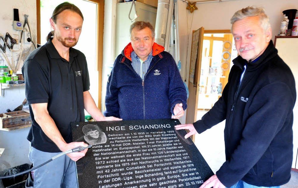 Die Verantwortlichen der Gedenktafel: Steinmetz Daniel Kittler, Manfred Rauner und WHV-Geschäftsführer Jürgen Rosenheinrich (von links).