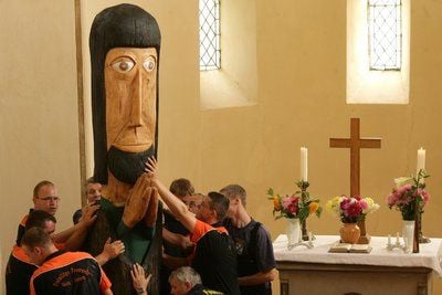 Eine Josefs-Figur wird in der Kirche in Polenzko (Landkreis Anhalt-Bitterfeld) aufgerichtet (FOTO: DPA)