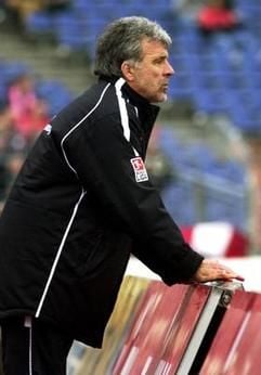 Erik Gerets verfolgt im April das Spiel seiner Mannschaft. (Foto: dpa)