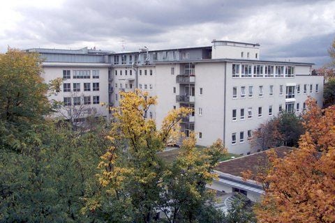 Das Münchner «Klinikum Rechts der Isar» (Foto vom 17.10.00). Angesichts von Auffälligkeiten bei Lebertransplantationen im Münchner Klinikum rechts der Isar hat die Bundesärztekammer die bayerischen Behörden kritisiert. (FOTO: DAPD)