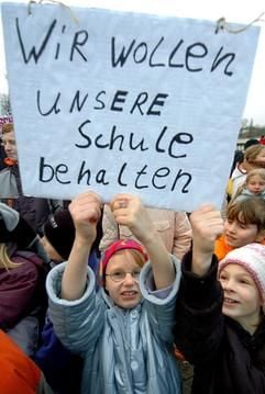 Schüler der Grundschule Lützow protestieren in Schwerin (Mecklenburg-Vorpommern) gegen die geplante Schließung ihrer Schule (Foto vom 20.01.2005). Auch das Saarland will in den kommenden Jahren 91 der 269 Saar-Grundschulen schließen. Damit sollen landesweit 17,5 Millionen Euro eingespert werden, 7,5 Millionen Euro will das Land in eine Qualitätsverbesserung der verbleibenden Schulen reinvestieren. Aufgegeben werden sollen alle einzügigen Schulstandorte, also mit pro Jahrgang jeweils nur einer Klasse. (Foto: dpa)