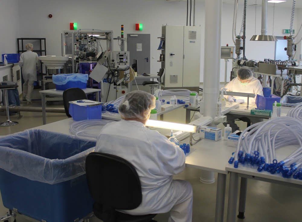 Im Reinraum der Dahlhausen GmbH werden Sets für die künstliche Beatmung von Patienten zusammengestellt.